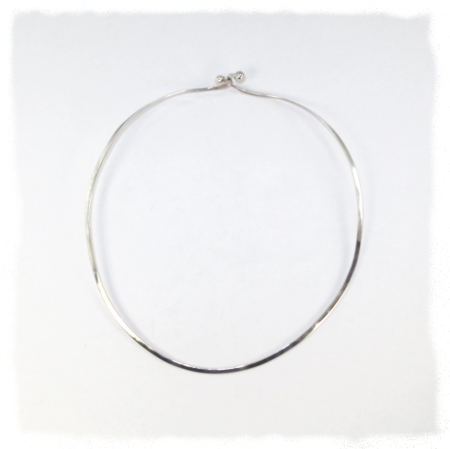 Flat low necj silver choker